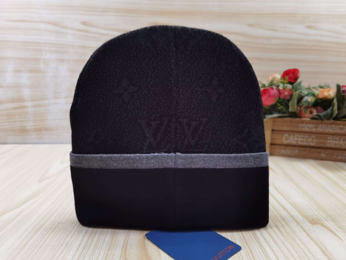 HAT-010