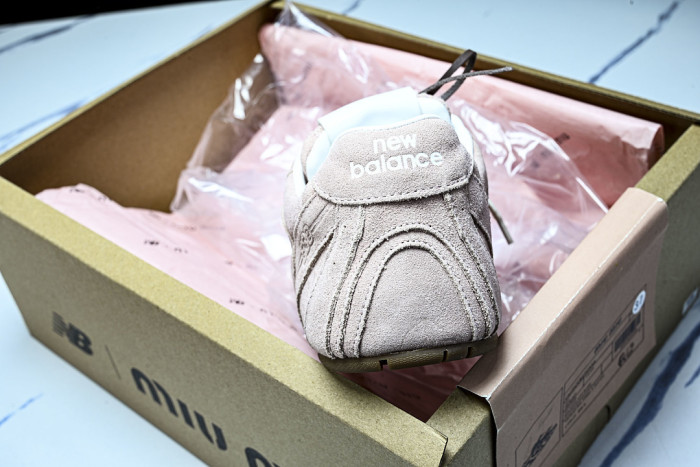 New Balance x Mi­uMi­u 530 MM-010