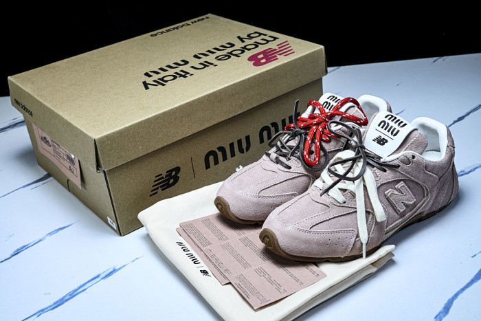 New Balance x Mi­uMi­u 530 MM-010
